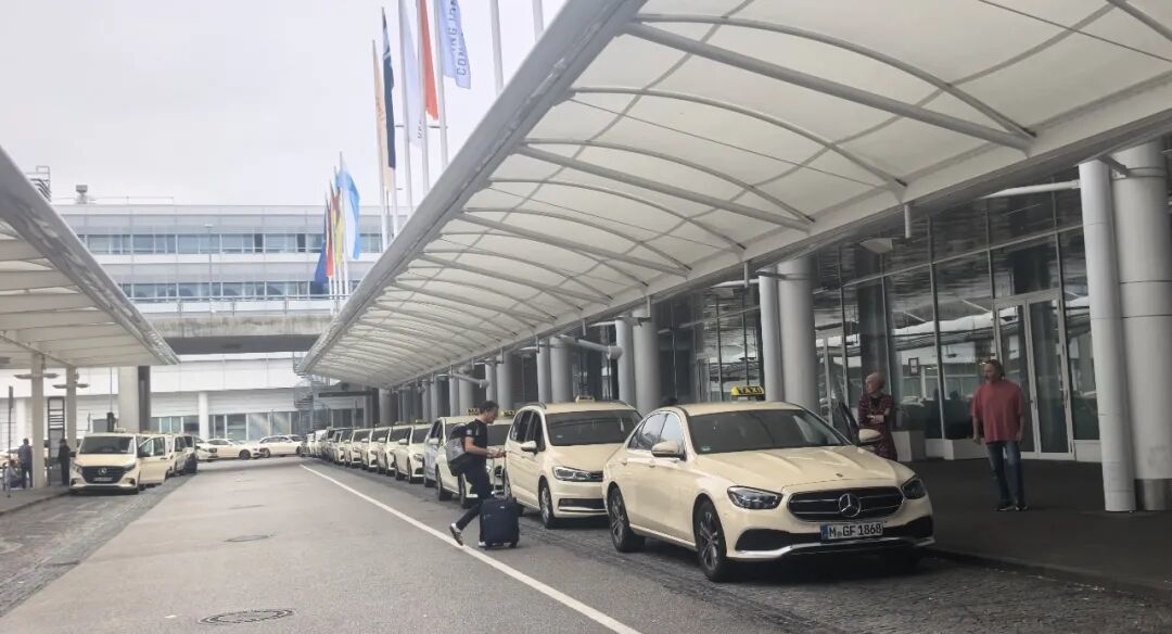 慕尼黑机场外等候的奔驰品牌出租车