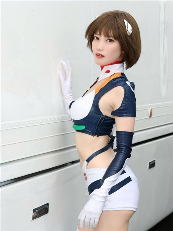 日本赛车女郎Cos初代女神绫波丽 身高腿长太顶了
