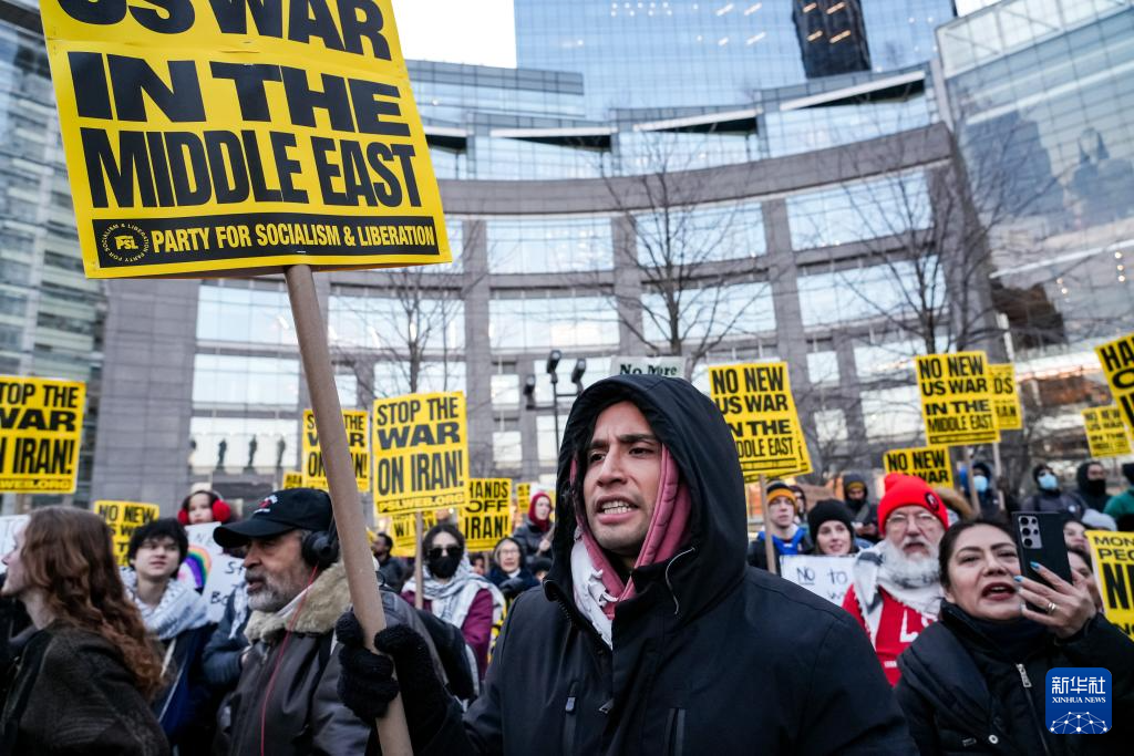 3月2日,人们在美国纽约参加集会,抗议美国对伊朗发动军事打击。新华社发(章正浩摄)