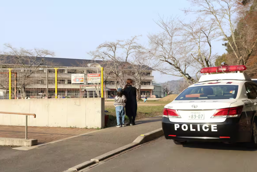 ·案发后,警方在南丹市市立园部小学附近加强巡逻。(日本《产经新闻》)