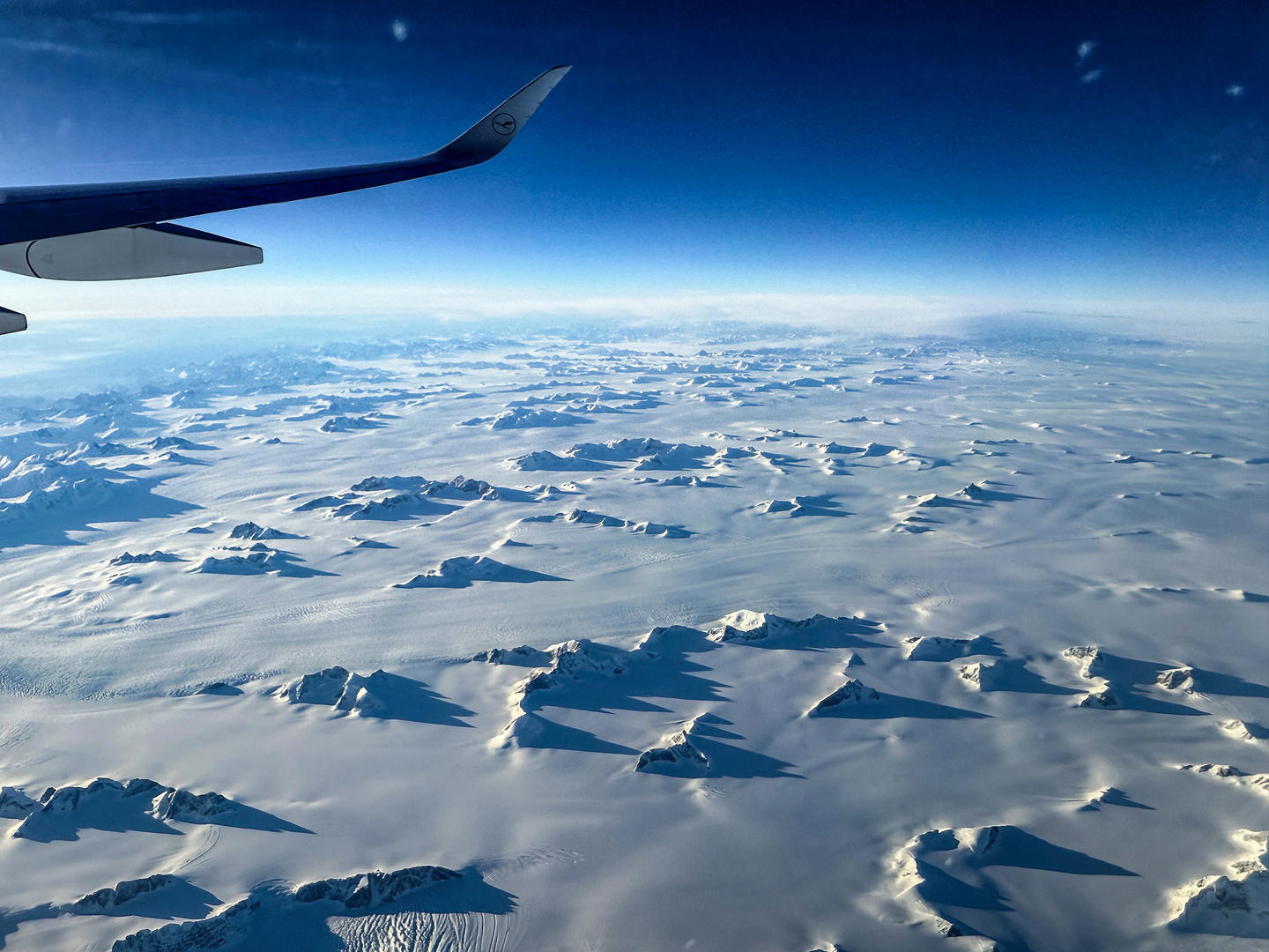 ▲从飞机上俯瞰格陵兰岛 图据视觉中国