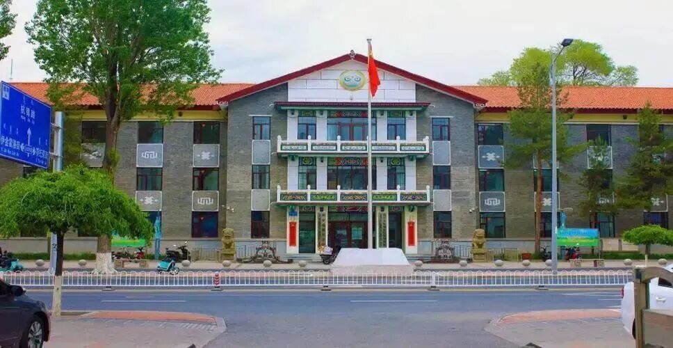 鄂尔多斯革命历史博物馆,其前身为伊克昭盟行政公署办公楼。(图片来源:中共鄂尔多斯市委员会党校)