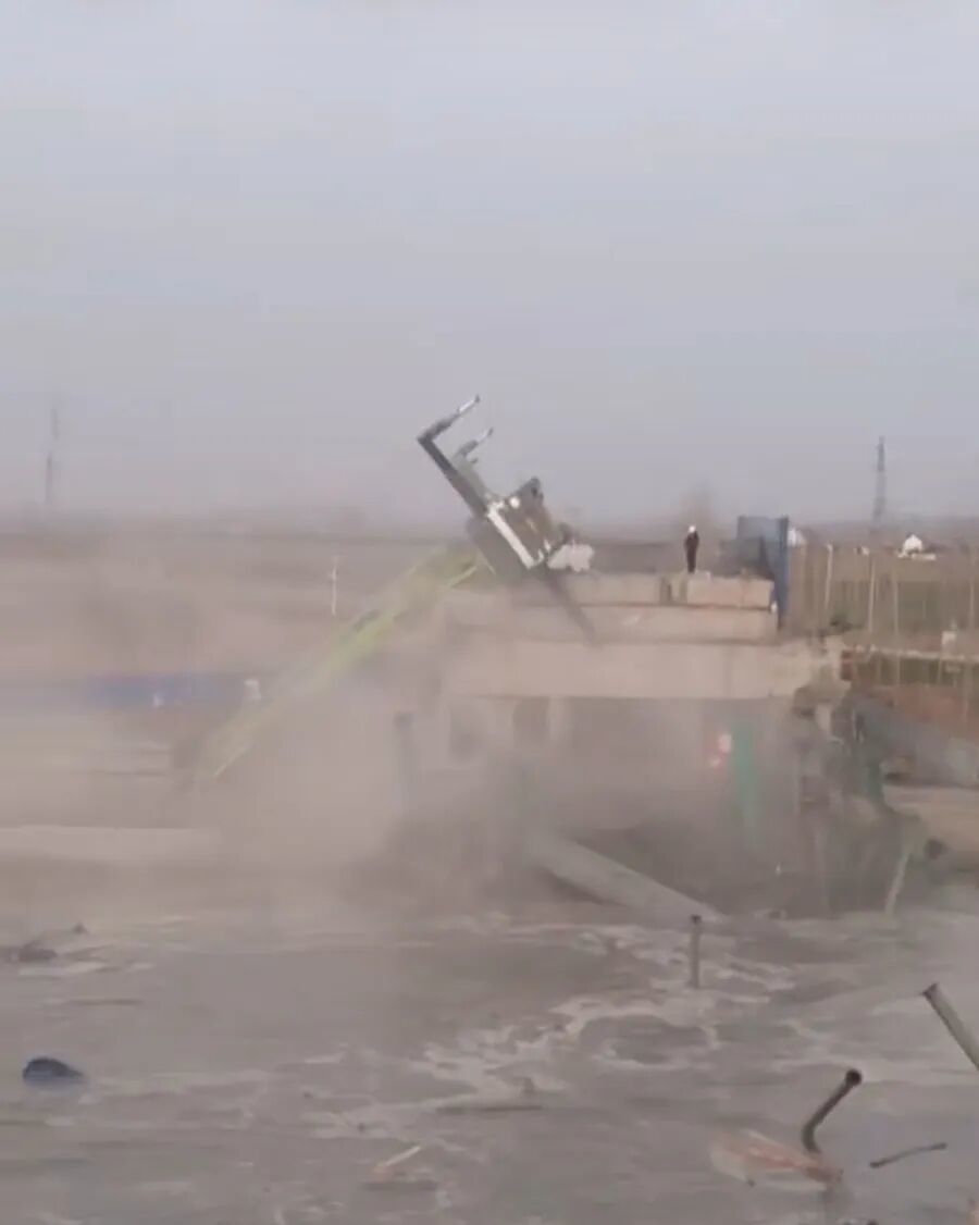 大桥塌落现场。 (图源:网友视频截图)