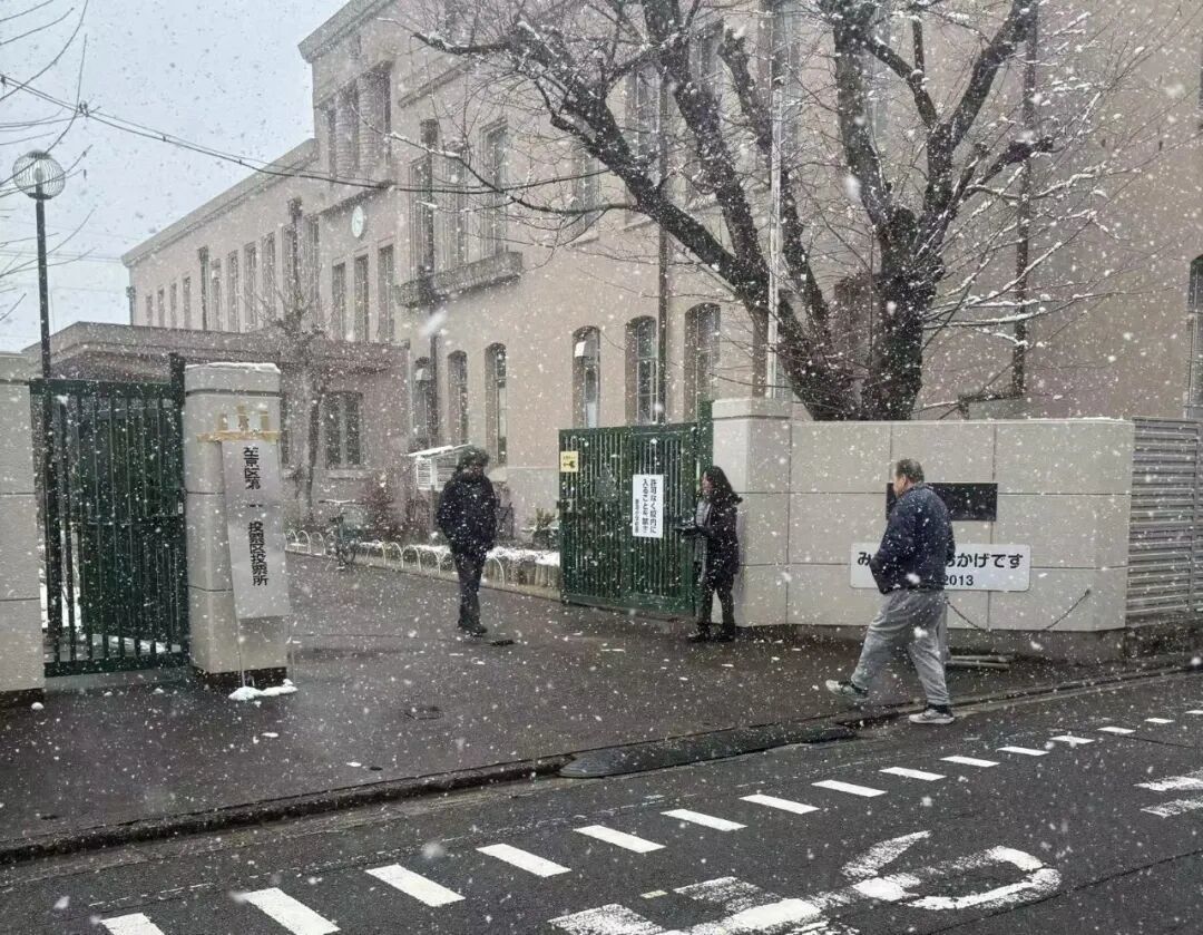 2日,京都民众在雪中前往一处投票站投票。(摄影:黄德旸)