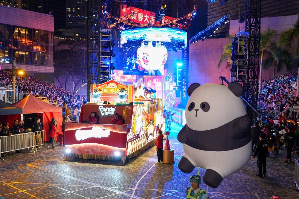 2月17日，巡游队伍在香港旅发局主办的“国泰新春国际汇演之夜”上表演。新华社记者 朱炜 摄