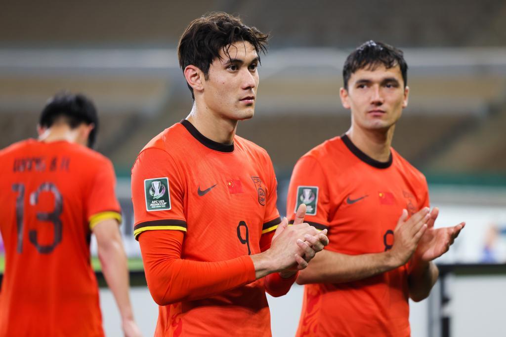 1月24日,中国队球员拜合拉木·阿卜杜外力(中)和木塔力甫·依明卡日(右)在赛后。新华社记者 王海洲 摄