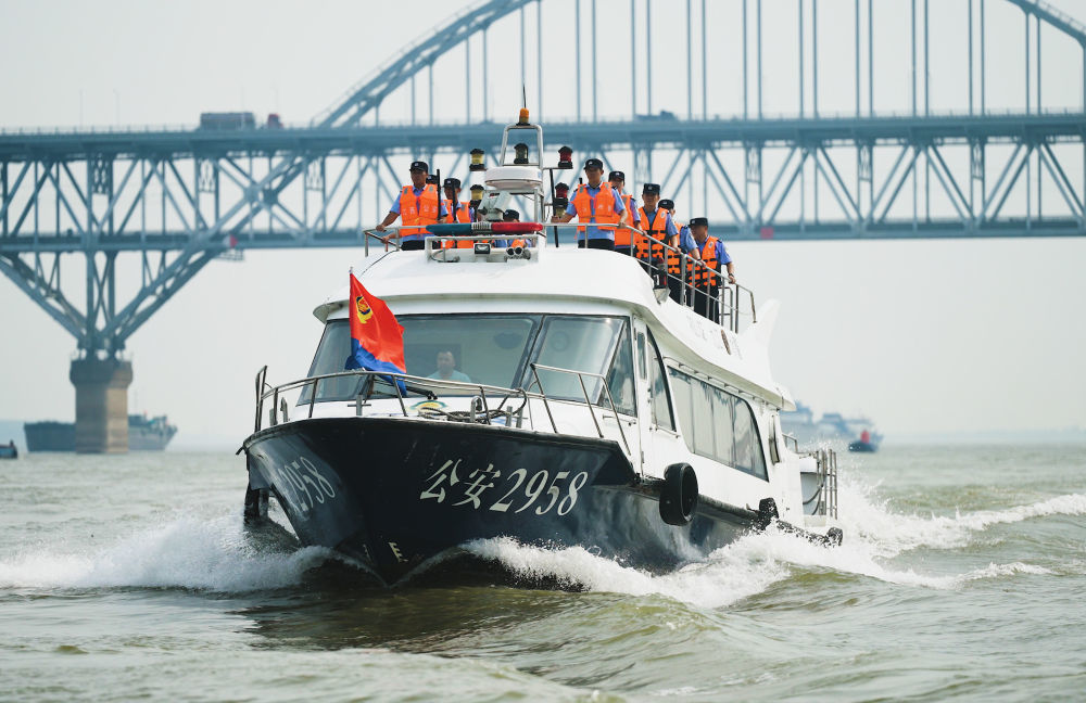 2025年9月，“一江三省四警”长江联合执法队在长江九江段水域巡逻。新华社发（柯洁男 摄）