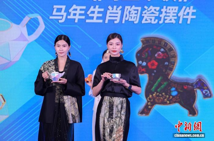 马年生肖陶瓷摆件亮相现场。文博会广东展团 供图