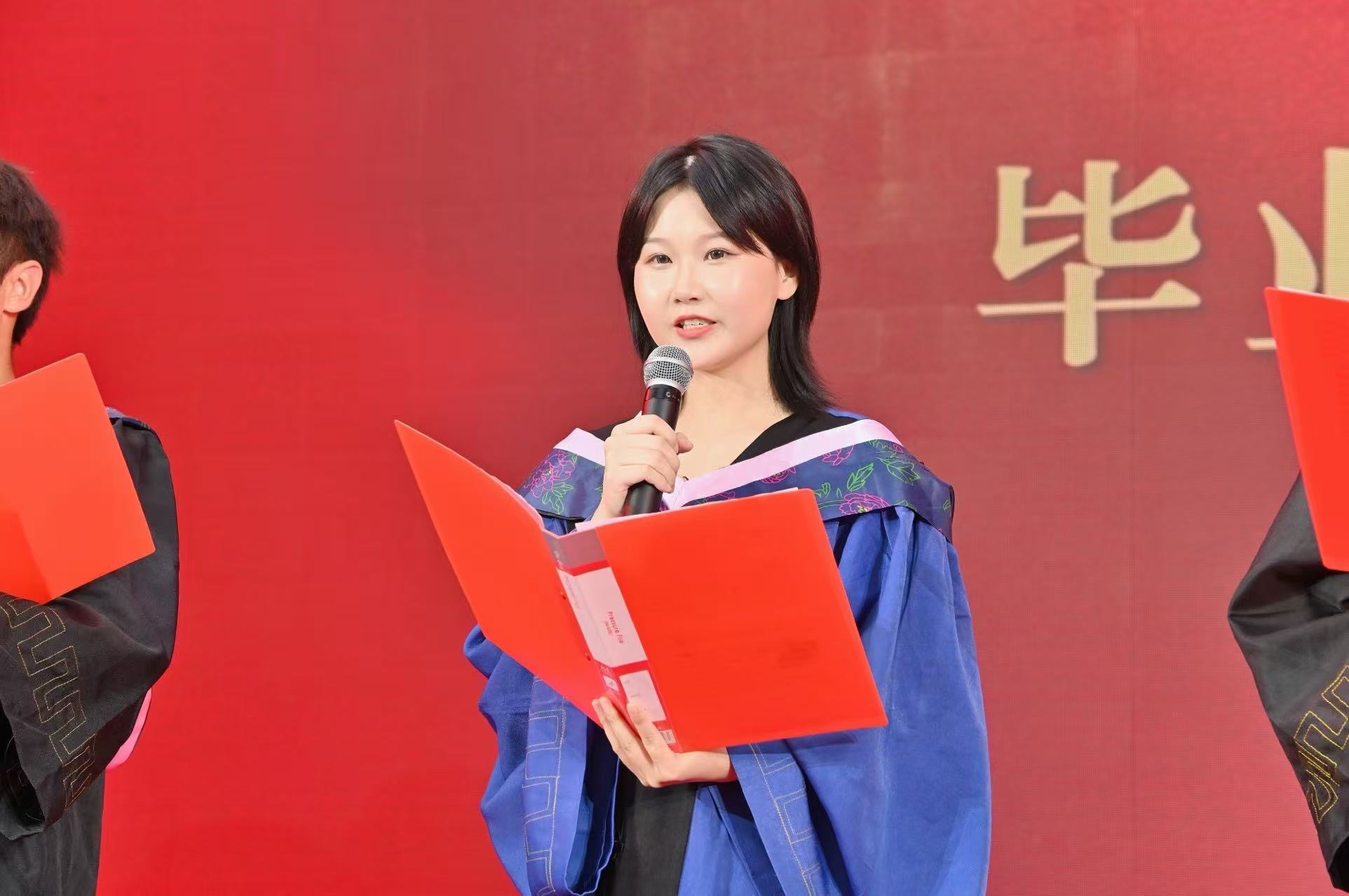 刘巧作为湖南师范大学教育科学学院毕业生代表发言。
