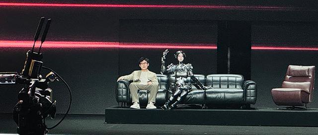 人形机器人站台,顾家家居发16999元智能沙发,能按摩会记忆