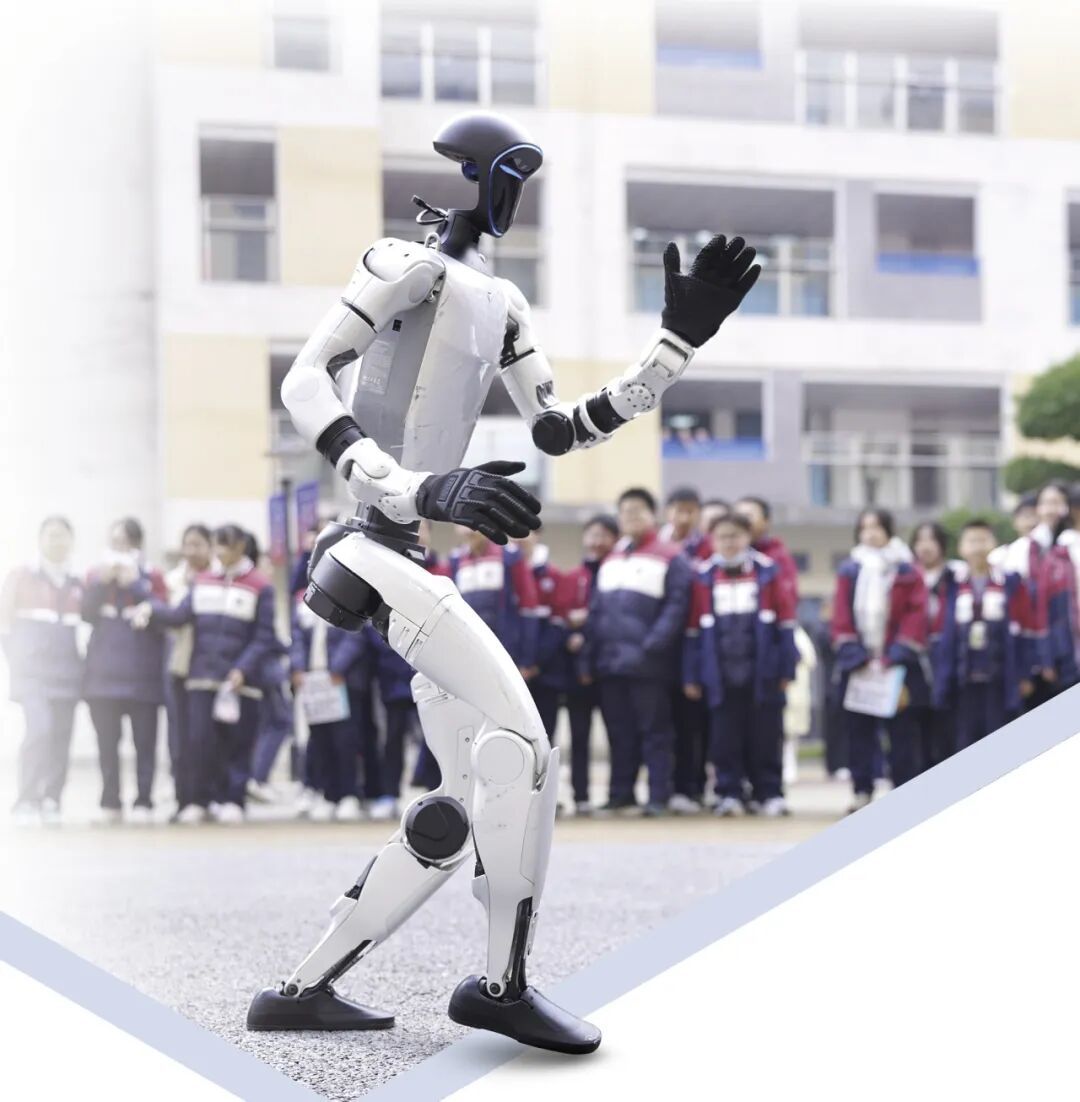 国产机器人亮相重庆市朝阳中学社团活动。秦廷富 摄