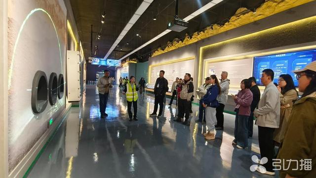 采访团了解天山胜利隧道施工难度。