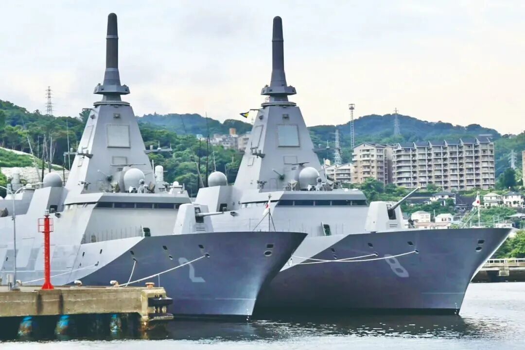 资料图:日本“最上”级护卫舰“熊野”号(左)和“涌别”号(来源:中国国防报)