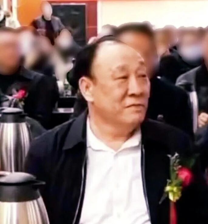 张宏金称自己“从没在检察院上过班”，但他却以“洛阳区原副检察长”名义参加过公开活动。图/视频截图