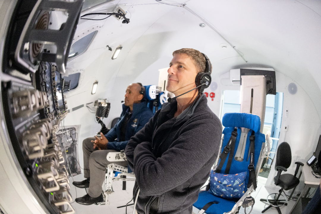 阿尔忒弥斯二号二号任务指挥官里德·怀斯曼(前)与飞行员维克托·格洛弗在约翰逊航天中心参与任务返回大气层模拟训练。