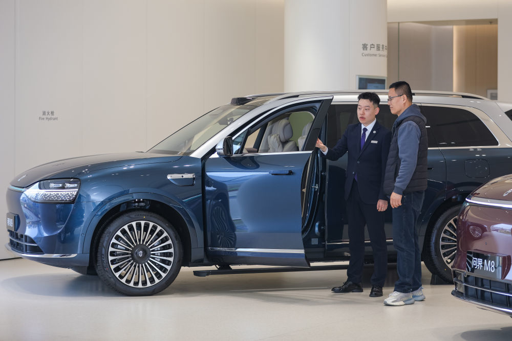 4月10日，在山东省青岛市李沧区，消费者在展厅选购新能源汽车。新华社发（张鹰 摄）