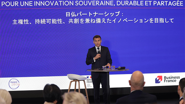 法国总统马克龙在日本东京发表讲话 法新社