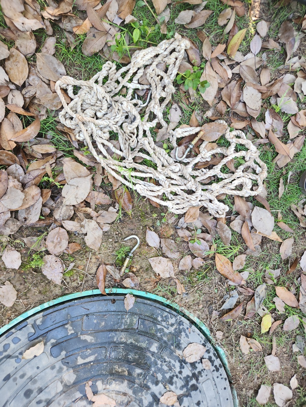 萧先生称防坠网形同虚设，他徒手就能将原本需要被固定在混凝土中的膨胀螺丝扯出来