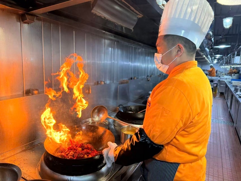 厨师正在烹饪油焖大虾。人民网记者 张隽摄