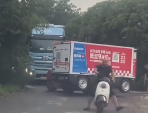 无人快递车与货车僵持20分钟不避让 最终被叉车硬核移走