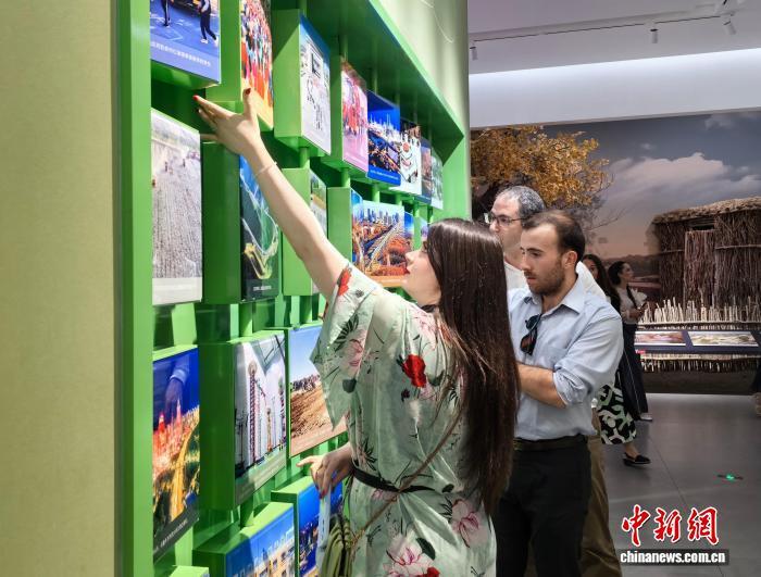 7月26日，欧洲外交官参访团一行在乌鲁木齐市参观新疆维吾尔自治区成立70周年主题成就展。　胡嘉琛 摄