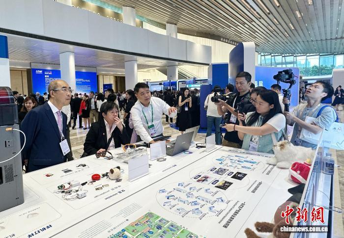 外媒嘉宾正在体验展品。记者 程景伟 摄