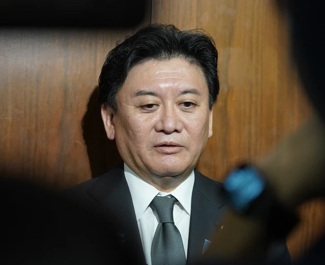 日本新任农林水产大臣武部新21日接受记者采访。图自日媒