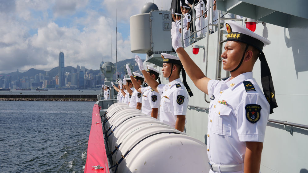 7月2日,中国海军舰艇编队抵达香港。这是衡阳舰官兵挥手致意。新华社发(梁杰培 摄)