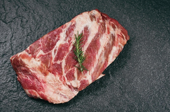 钱大妈香港招猪肉分割师：月薪8万不限学历 每周工作5天