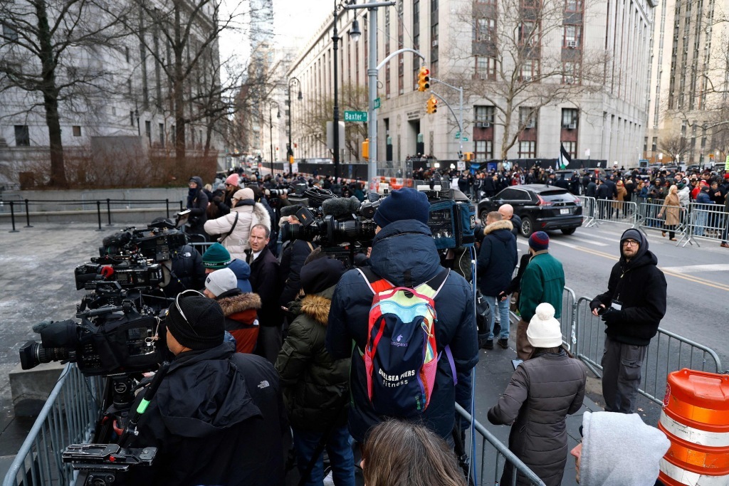 1月5日,美国纽约,媒体记者聚集在联邦法院前。