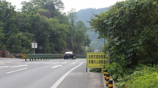 我是女司机，长期开高速，我从来不占最左侧的超车道，因为司机坐左侧，右侧盲区大且危险，换道和意外风险更高-有驾