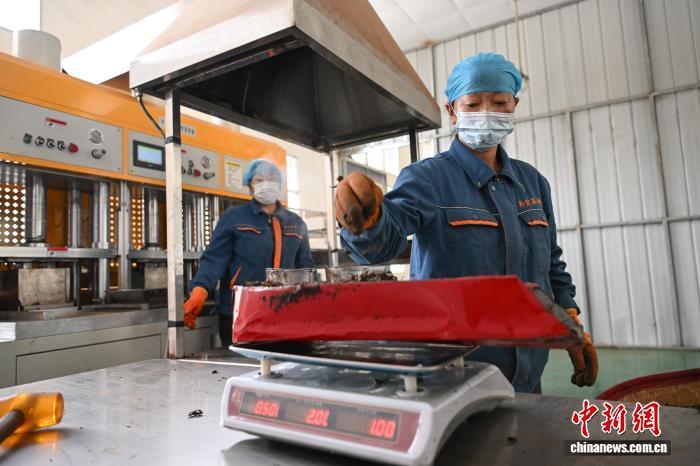 图为工人在进行藏茶称重。贡嘎来松 摄