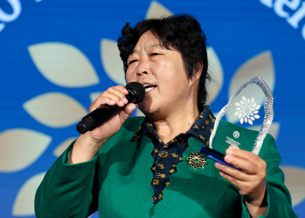 10月15日，殷玉珍在意大利罗马出席颁奖仪式。（新华社记者李京摄）