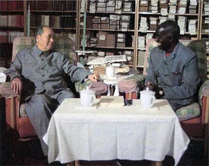 1974年2月22日,毛泽东会见赞比亚总统卡翁达。