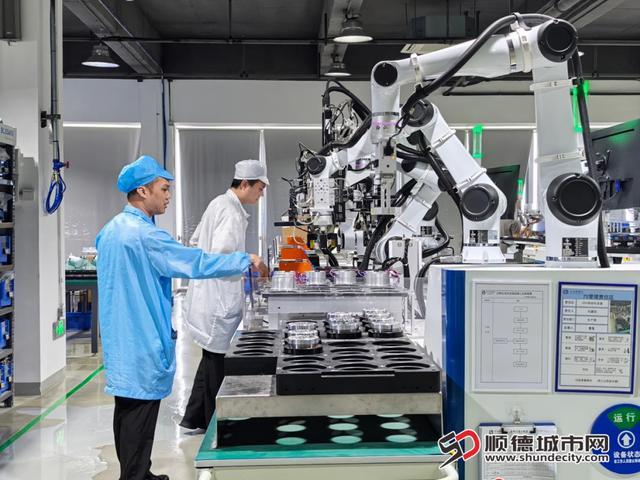 生产车间内,员工正在测试协作机器人。