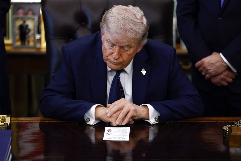 2026年4月23日，美国华盛顿，美国总统特朗普向媒体发表讲话，宣布以色列与黎巴嫩之间的停火协议将延长三周，并与以色列驻美大使耶希尔&middot;莱特尔、黎巴嫩驻美大使纳达&middot;哈马德&middot;穆阿瓦德举行会面。 IC Photo