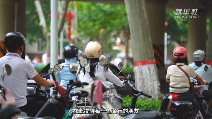戴好头盔是“头”等大事。（视频截图）