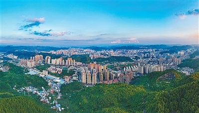 贵州毕节城市风光。高 琦摄