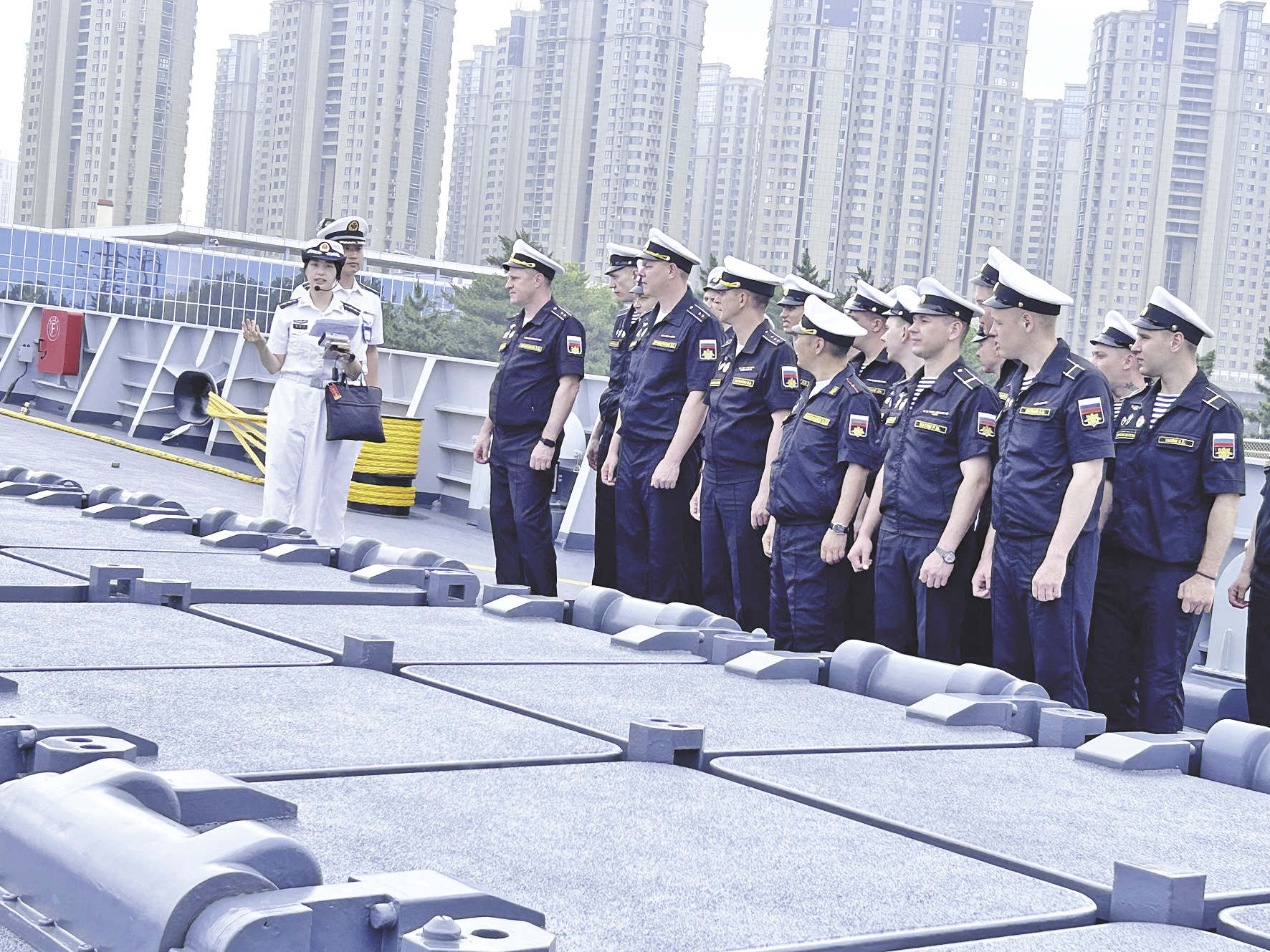 8日,青岛港,俄方官兵登上中国海军开封舰参观。郭媛丹摄