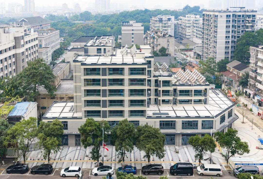 从丰富路看向石榴新村B地块,下层为临街底商。南京日报/紫金山新闻记者 沐剑平 摄