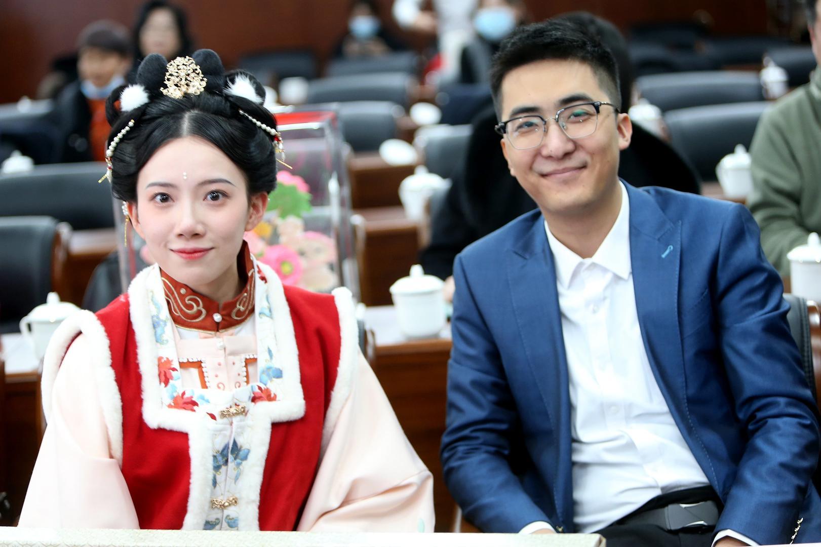 ▲2021年12月10日,陕西省西安市,西安大唐不夜城“不倒翁小姐姐”(冯佳晨)婚后复出,与丈夫孙宇一起参加讲述“全家福”的故事 图据视觉中国