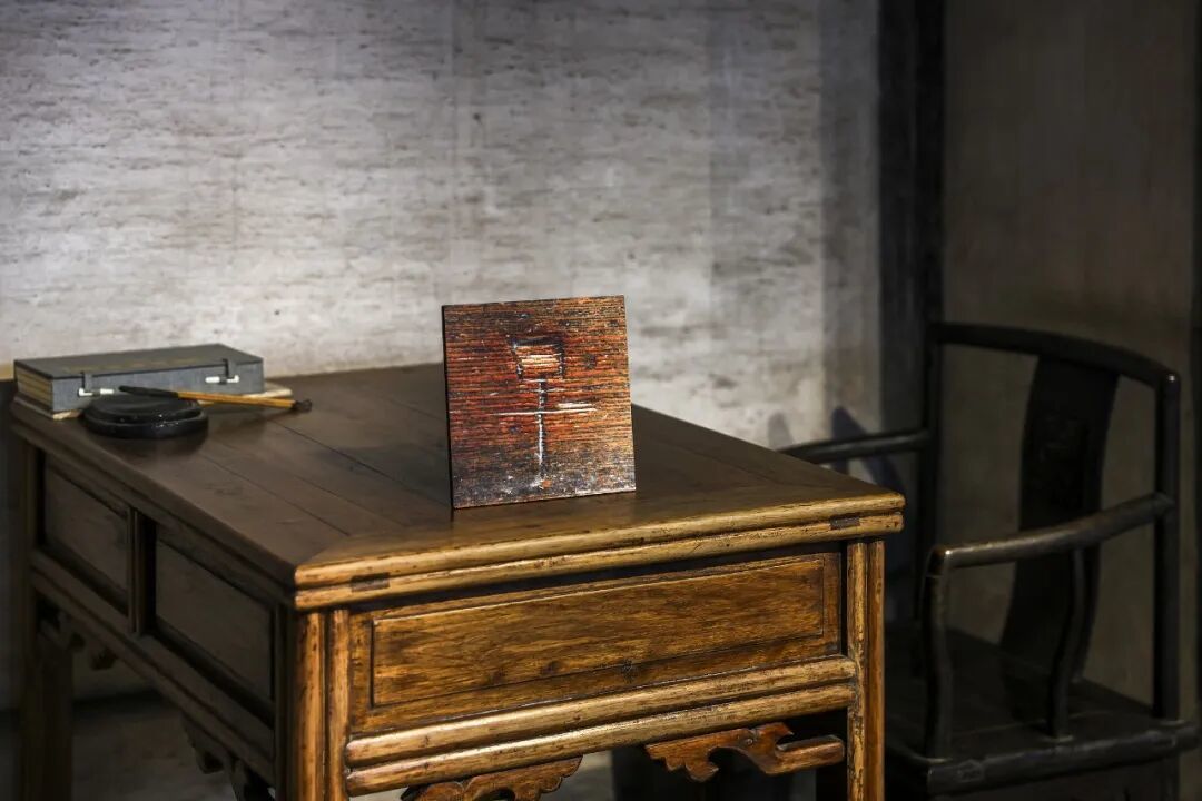 绍兴鲁迅故里三味书屋鲁迅座位的“早” 图源:视觉中国