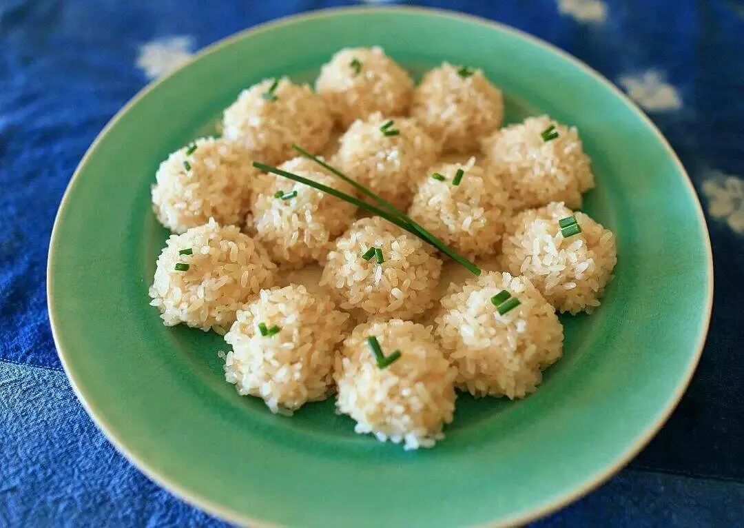 黄石圆子。圆子是年夜饭上的必备菜式,寓意“团团圆圆”。