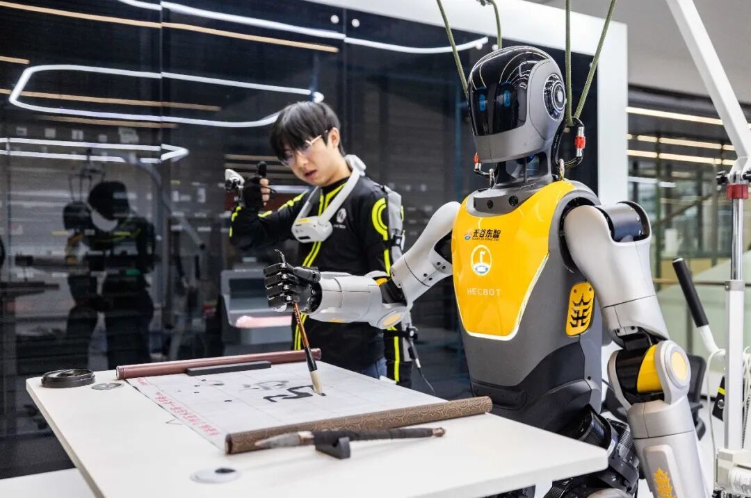 2026年1月19日，湖北人形机器人创新中心内，人形机器人正在进行多场景的训练与学习。（薛婷/人民图片）