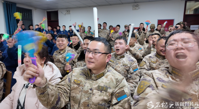 驻守在高原的官兵们正在为精彩的节目欢呼喝彩。图/西部战区空军某部提供