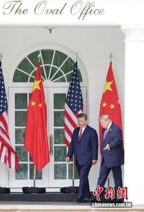 当地时间9月24日上午，美国总统特朗普在白宫举行隆重仪式，欢迎中国国家主席习近平对美国进行国事访问。中新社记者 盛佳鹏 摄