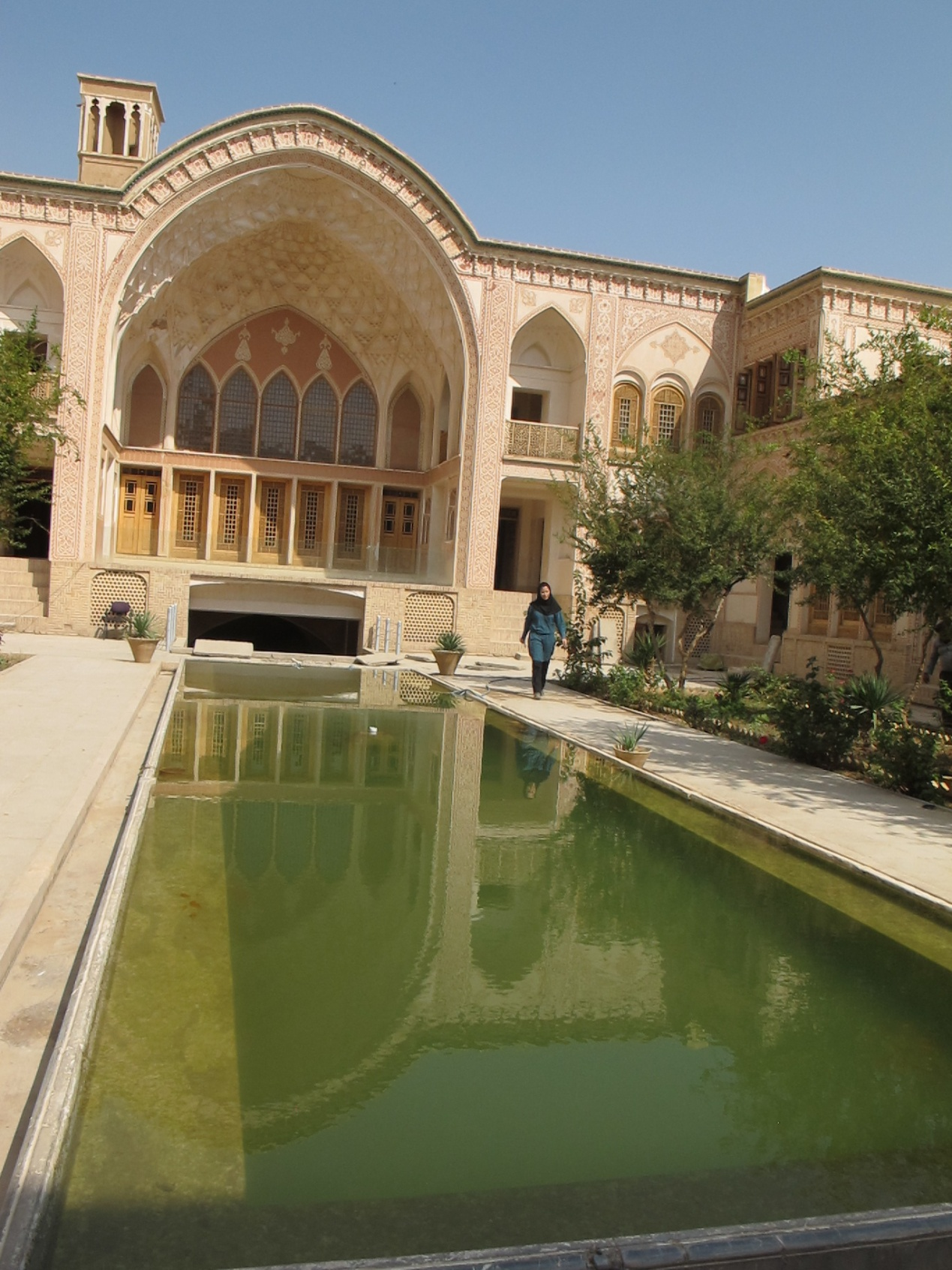 卡尚昔日地毯商大宅一景。前为水池,后有风塔。穹顶下方的黑洞处即为半地下室。而半地下室的上方筑成带穹顶的半开放平台,供春秋时聚坐消闲。