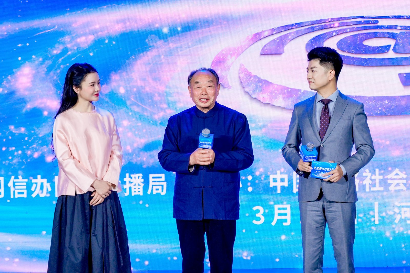 江寻千(九月)和确山打铁花非遗传承人杨建军上台分享。