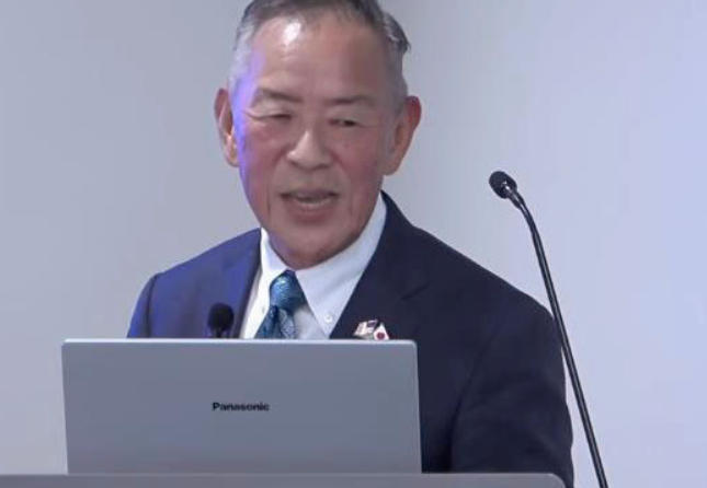 小池在活动上发表讲话