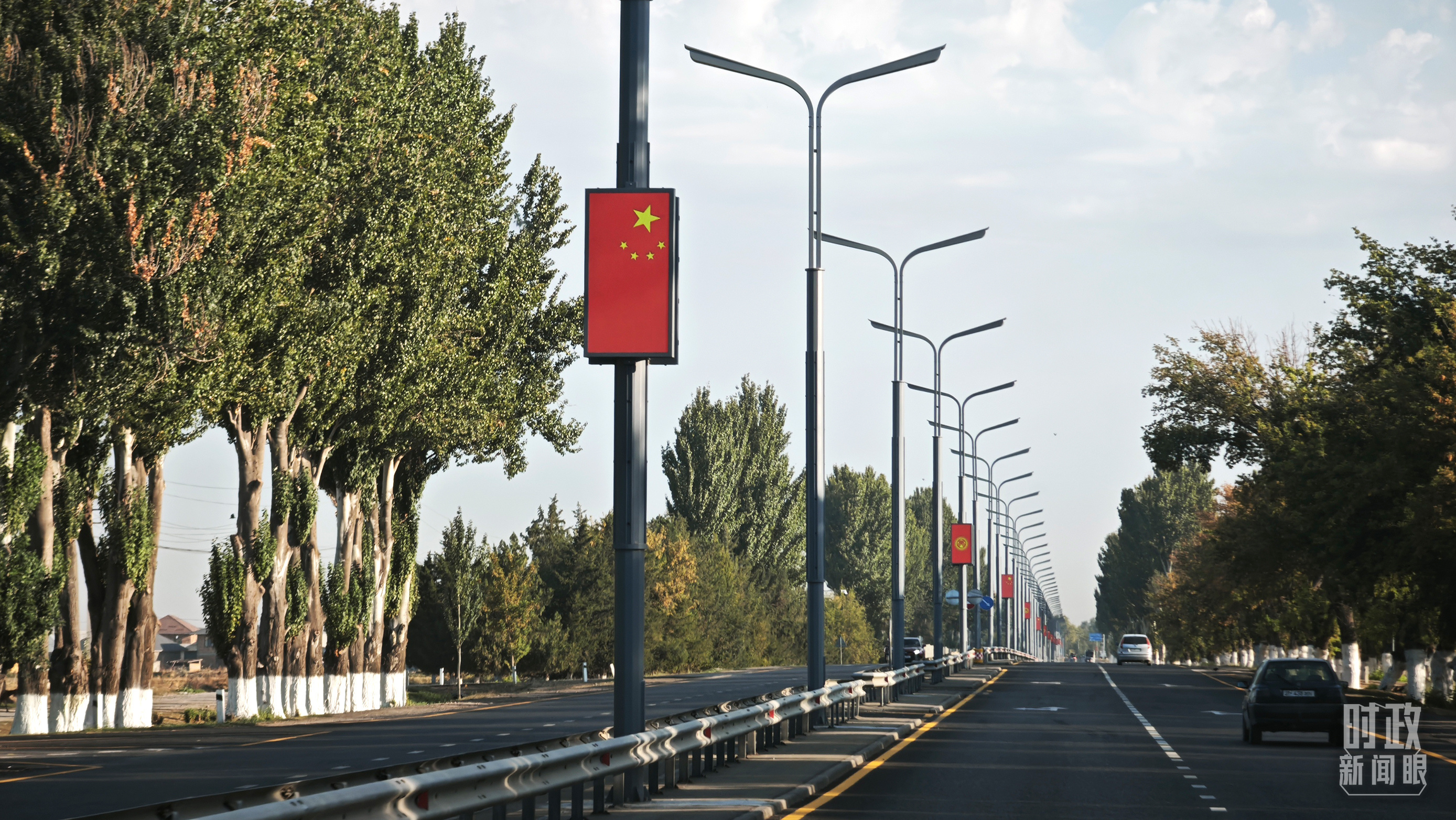△比什凯克街头电子屏显示中吉两国国旗。(总台央视记者王鹏飞拍摄)